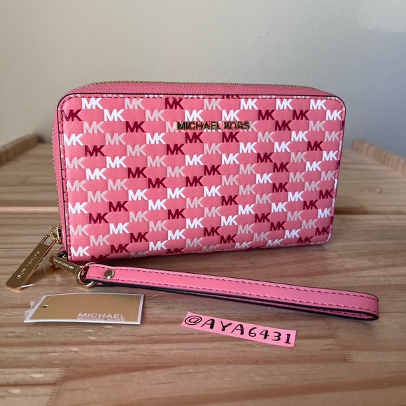 Michael Kors wallet🎈🎈 - Picture 1 of 6